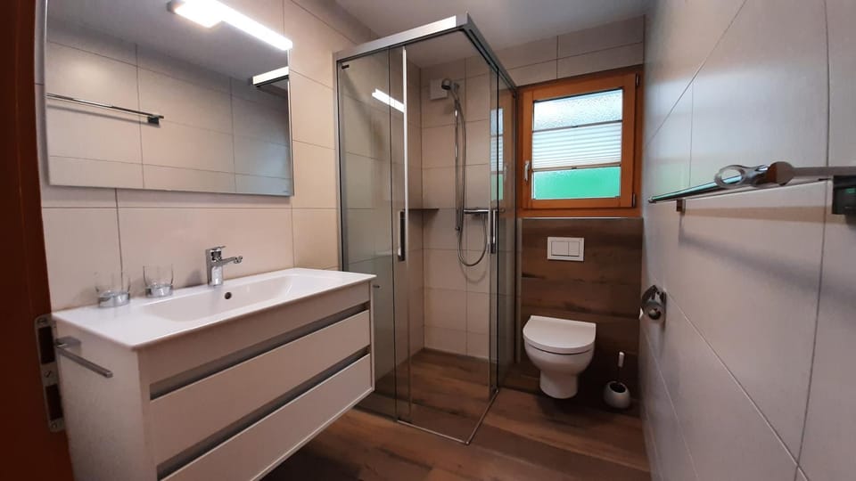 Shower, Toilet