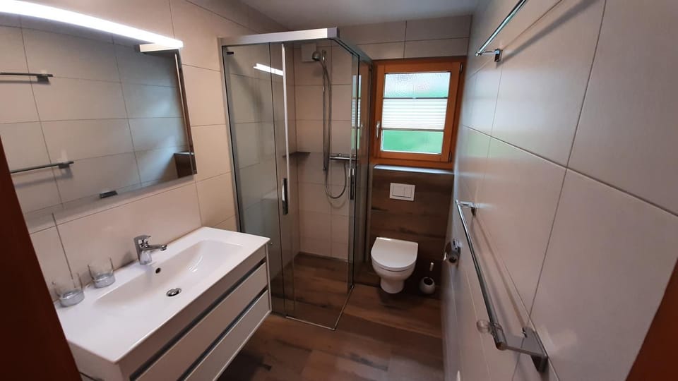 Shower, Toilet
