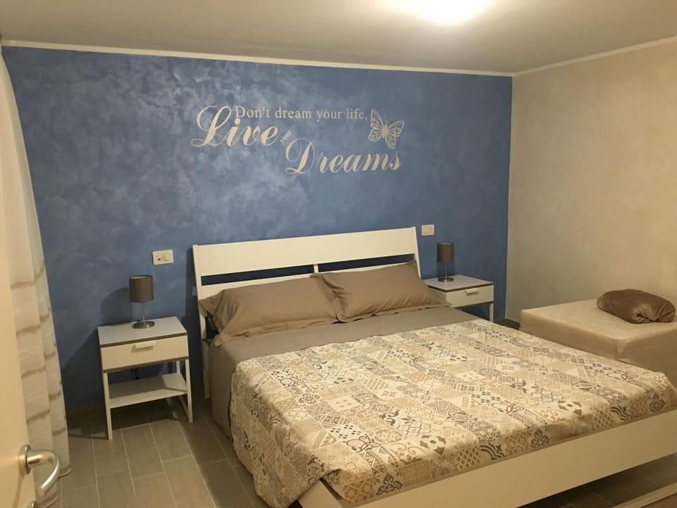 Bed, Photo of the whole room, Decorative detail