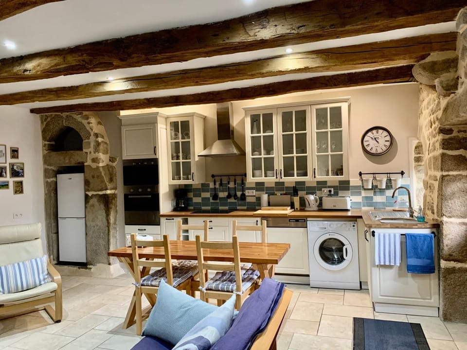 Kitchen or kitchenette, Living room, Seating area, Dining area