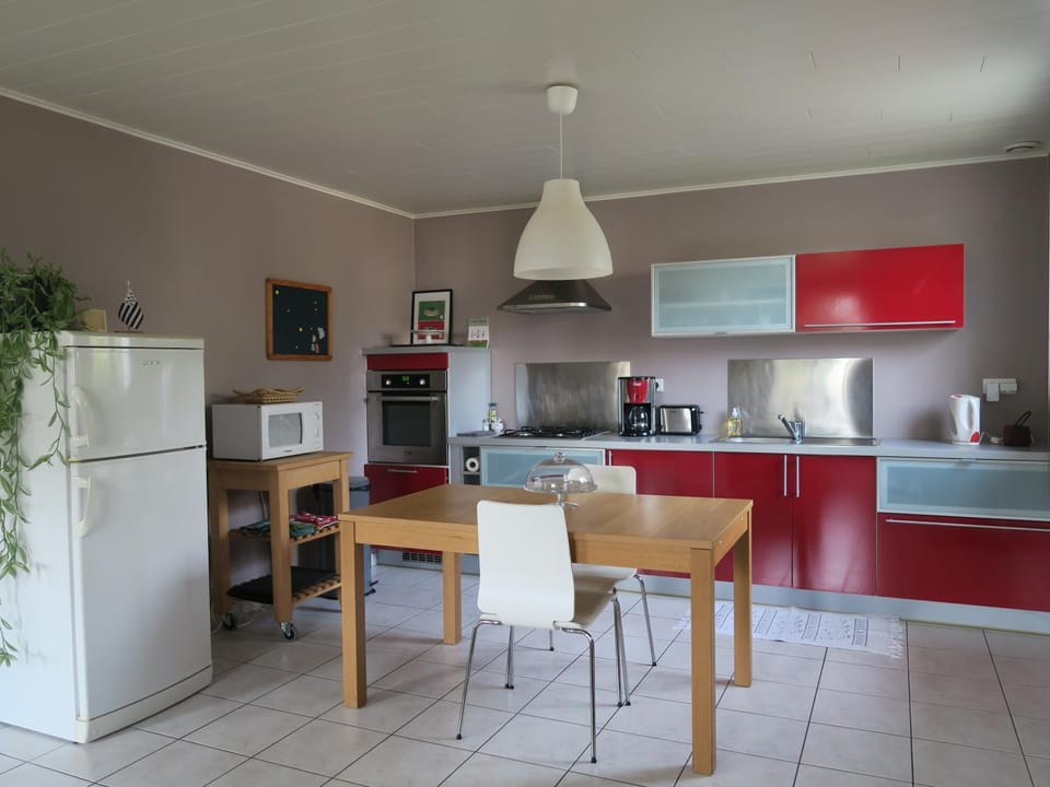Coffee/tea facilities, Kitchen or kitchenette, Dining area, Communal kitchen
