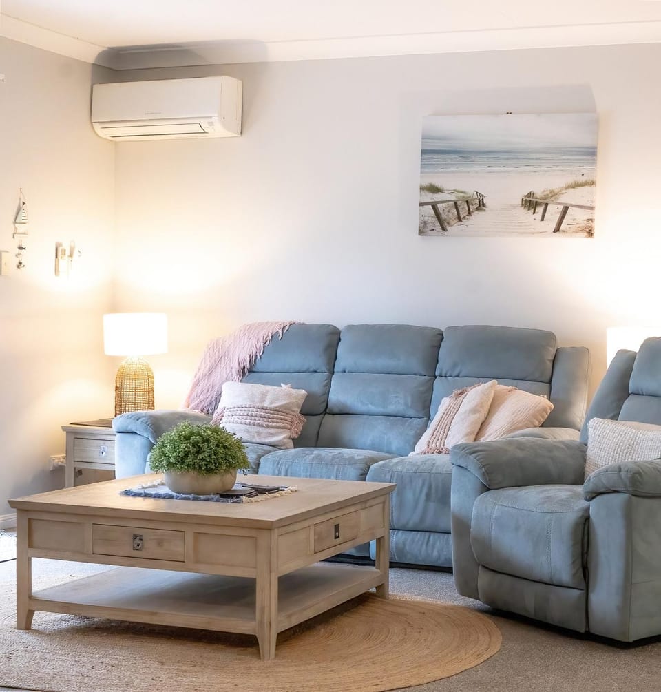 Living room, Seating area, air conditioner