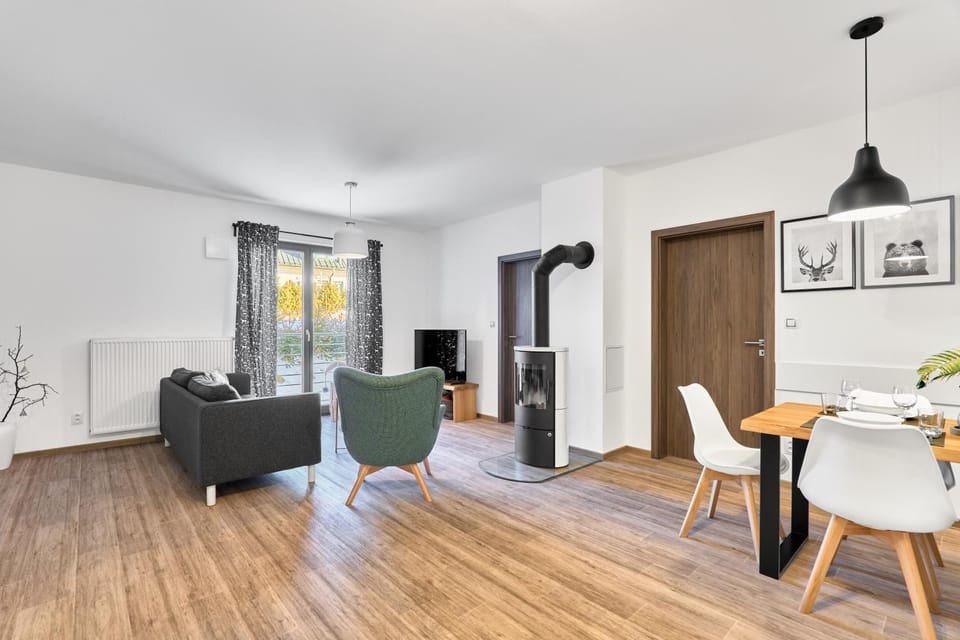 TV and multimedia, Living room, Seating area, Dining area