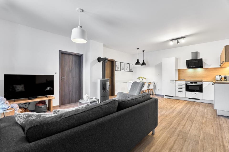 TV and multimedia, Living room, Photo of the whole room, Seating area, Dining area, kitchen