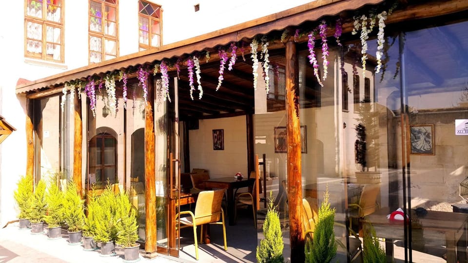Restaurant/places to eat, Garden, Coffee/tea facilities, Living room