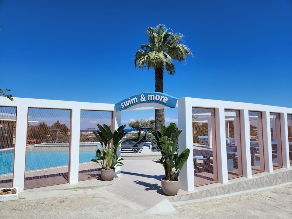 Property building, Restaurant/places to eat, Day, Pool view, Swimming pool, Breakfast