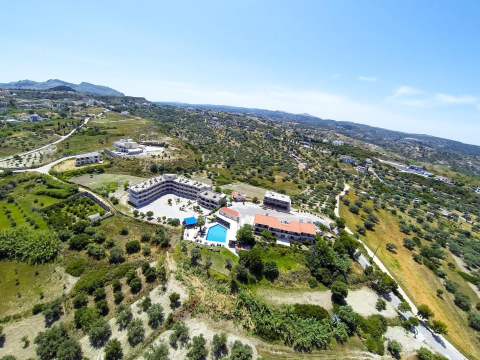 Property building, Nearby landmark, Natural landscape, Mountain view, Area and facilities, Swimming pool