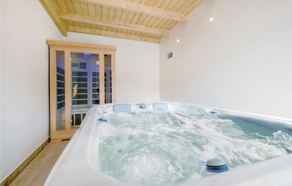 Activities, Hot Tub