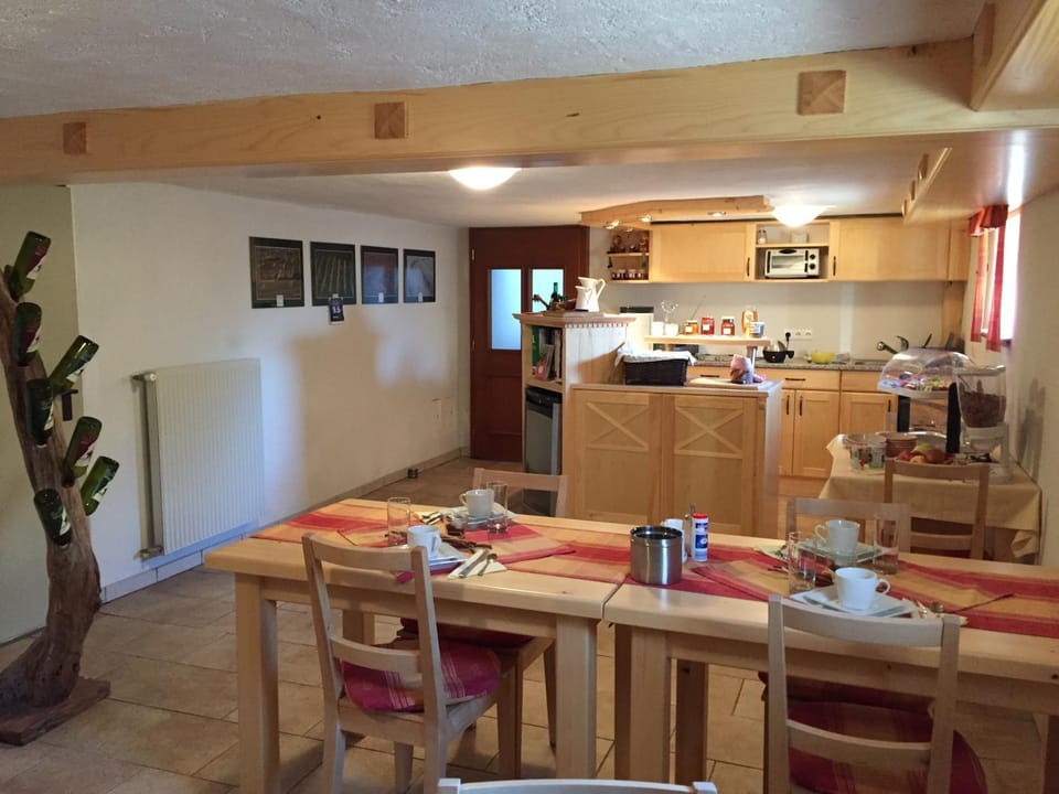 Kitchen or kitchenette, Seating area
