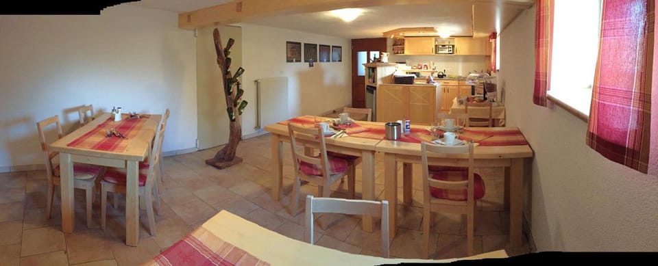 Seating area, Breakfast