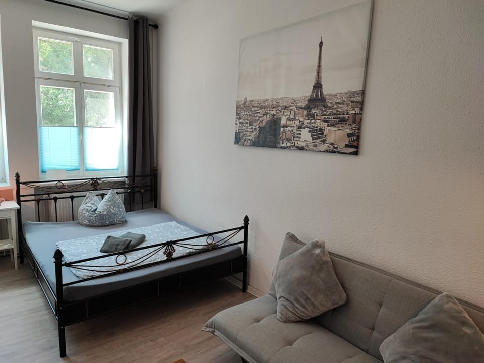 Bed, Photo of the whole room, Seating area, Bedroom