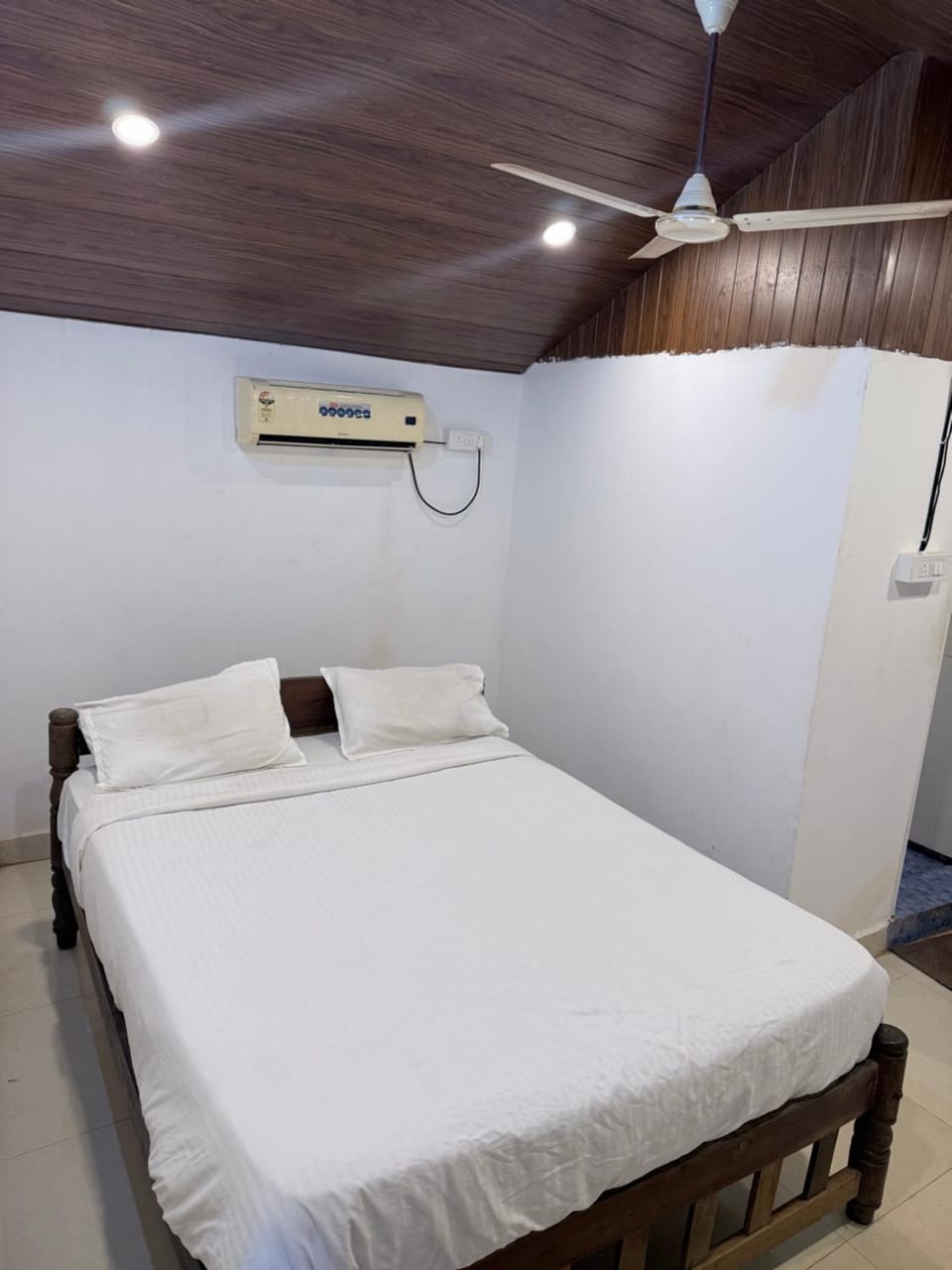 Bed, Photo of the whole room, Bedroom, air conditioner