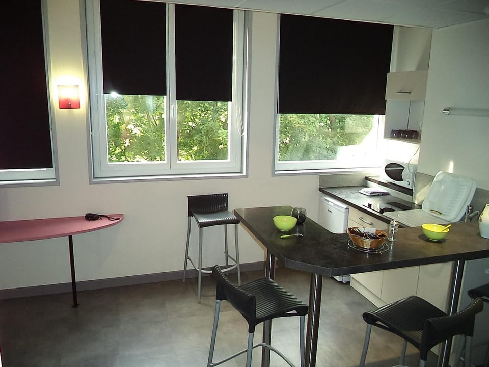 Day, Kitchen or kitchenette