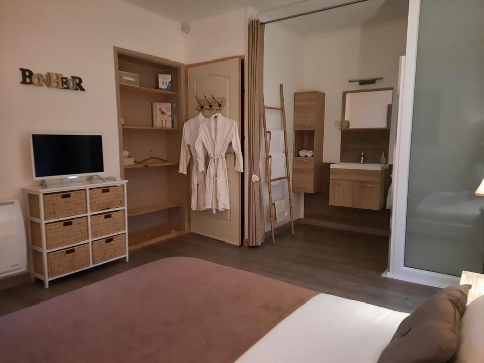 Bed, Bathroom, TV and multimedia, Photo of the whole room, Bedroom, towels, wardrobe