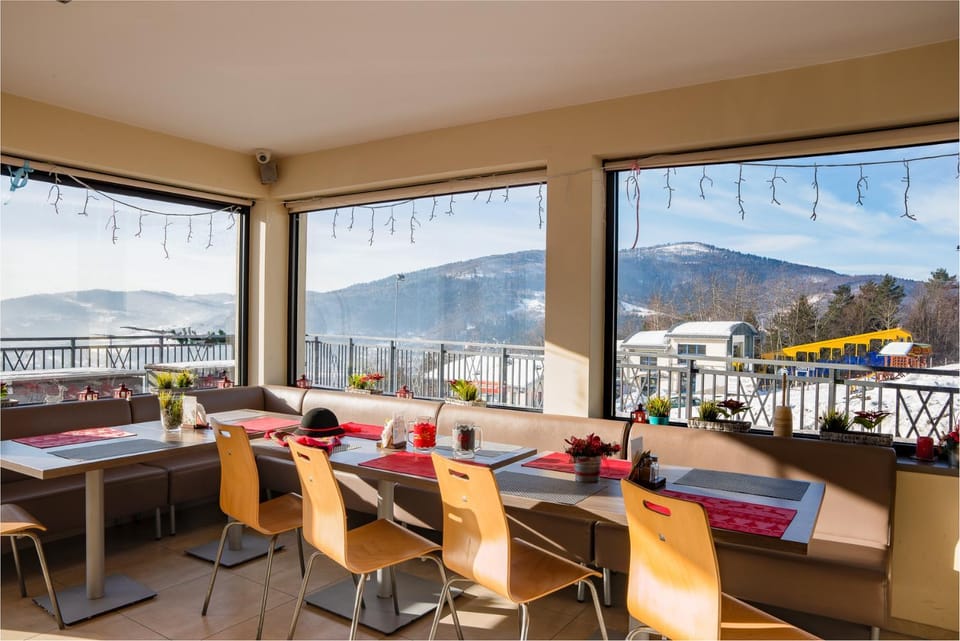 Restaurant/places to eat, Dining area, Mountain view