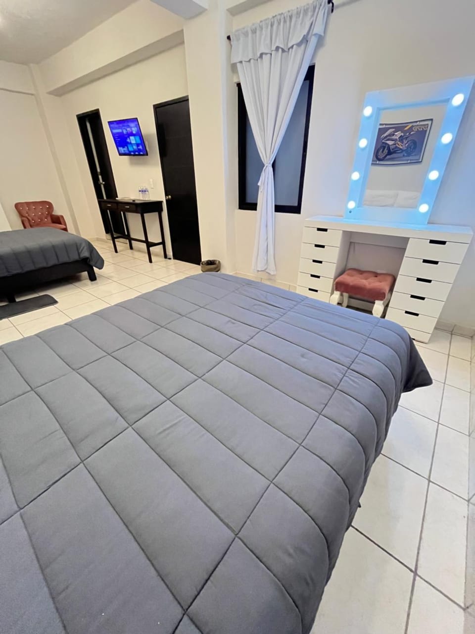 Bed, Photo of the whole room, Bedroom