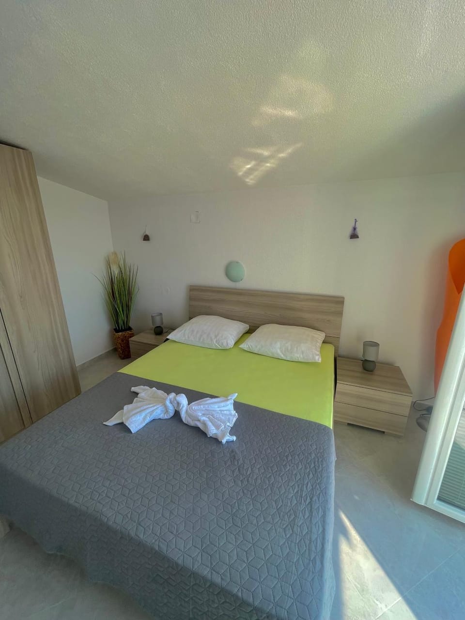 Bed, Photo of the whole room, Bedroom, towels