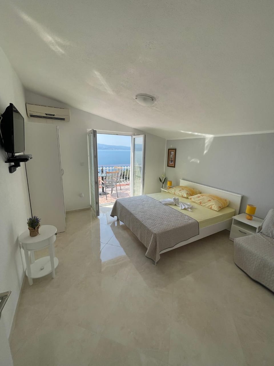 Communal lounge/ TV room, Bed, TV and multimedia, Photo of the whole room, Bedroom, towels, air conditioner
