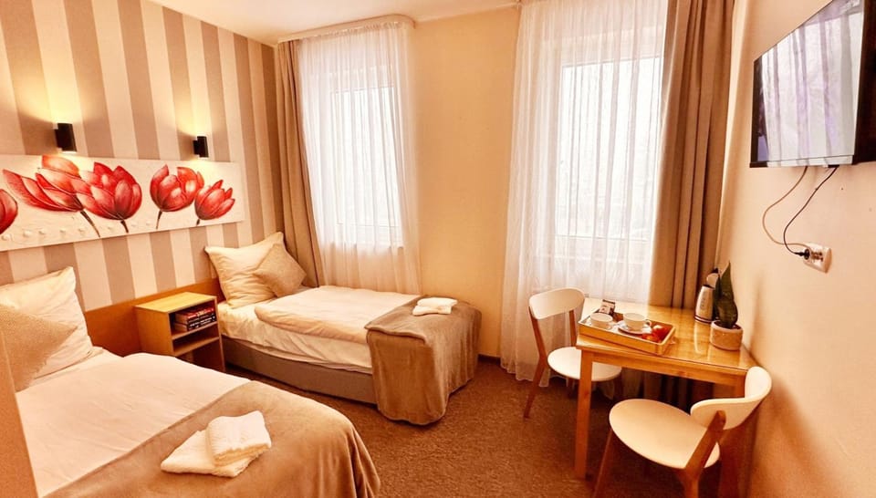 Bed, TV and multimedia, Photo of the whole room, towels