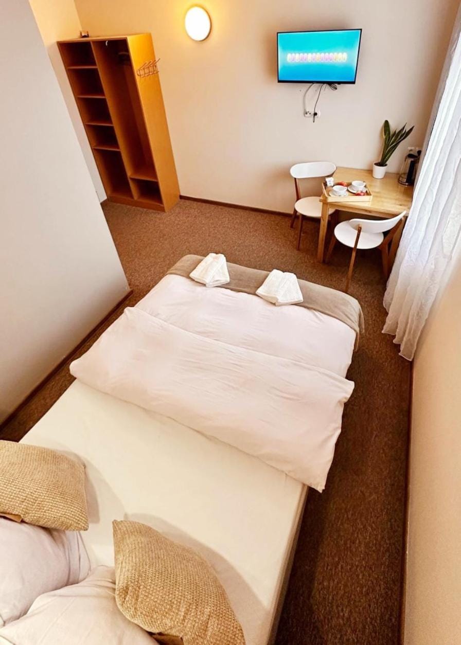 Bed, Photo of the whole room, towels