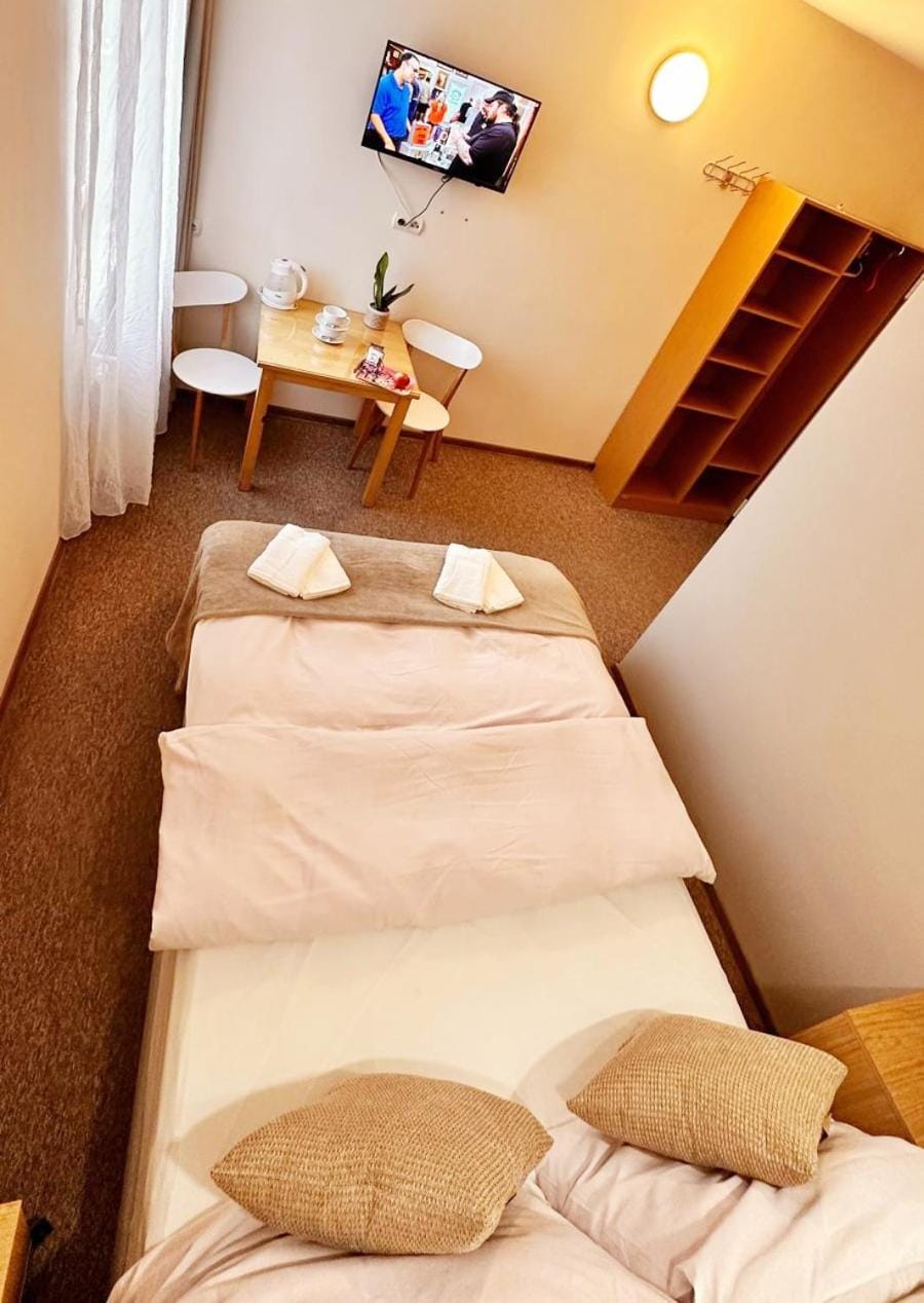 Bed, TV and multimedia, Photo of the whole room, towels