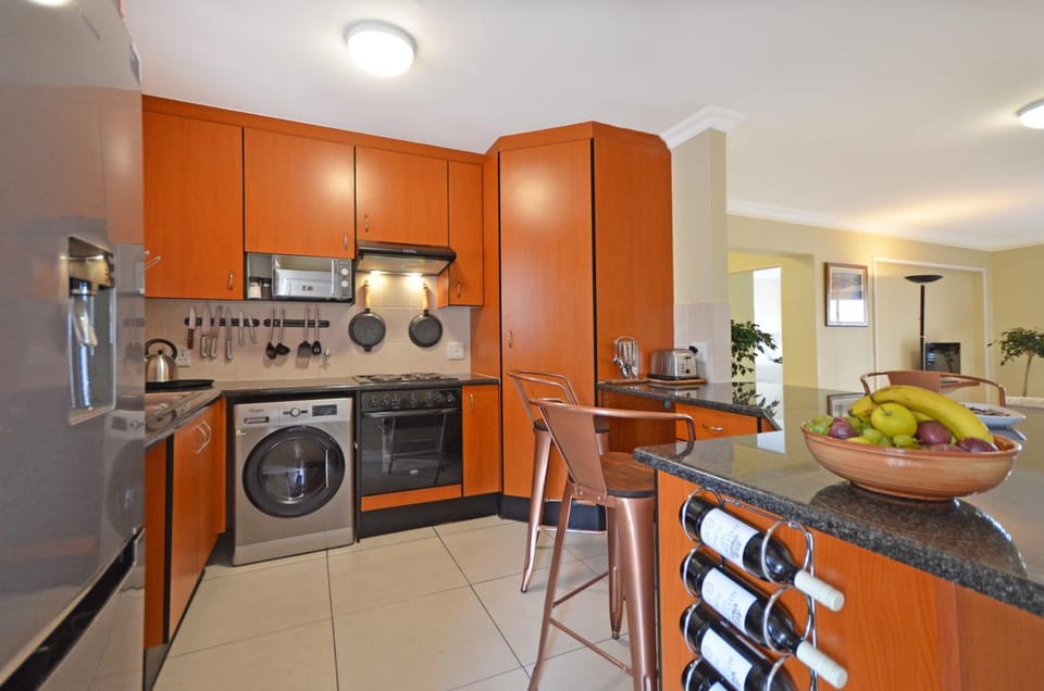 Food close-up, Coffee/tea facilities, Kitchen or kitchenette, Living room, Food and drinks, Photo of the whole room, Food, Drinks, Alcoholic drinks