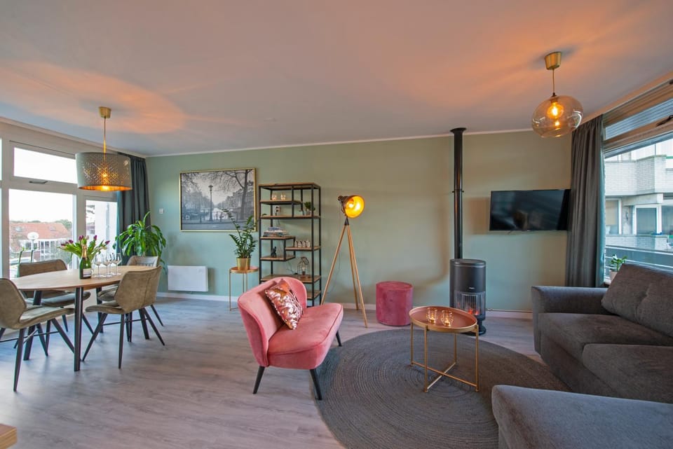 Living room, Photo of the whole room, Seating area, Dining area