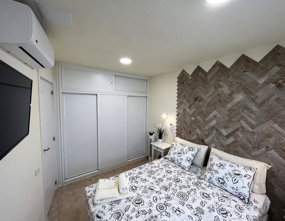 Bed, TV and multimedia, Photo of the whole room, Bedroom, safe, wardrobe, air conditioner
