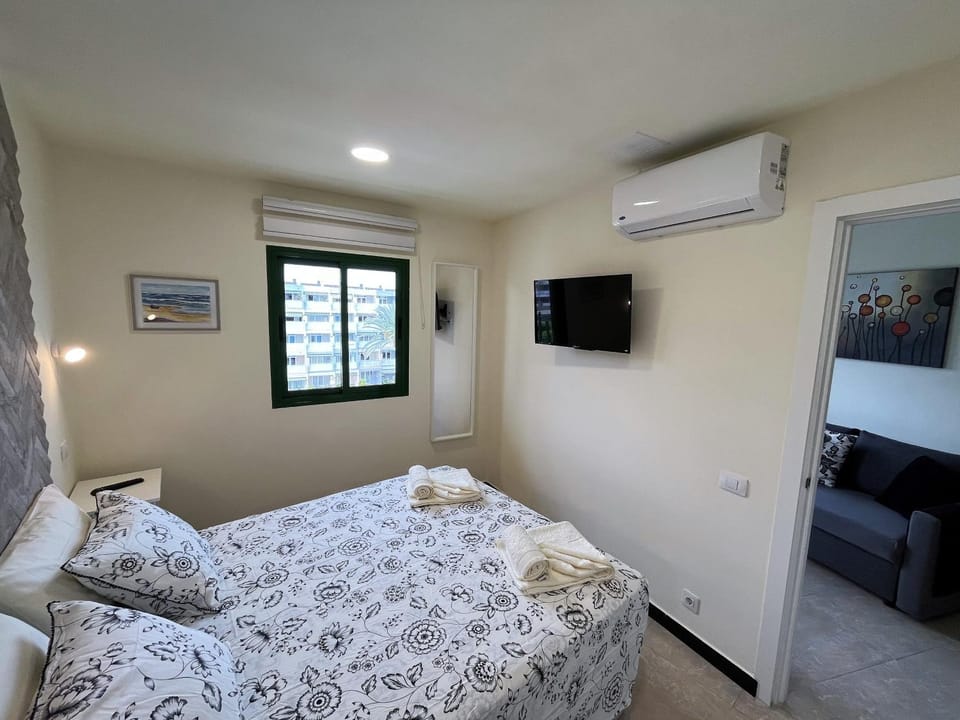 Bed, TV and multimedia, Photo of the whole room, Bedroom, air conditioner