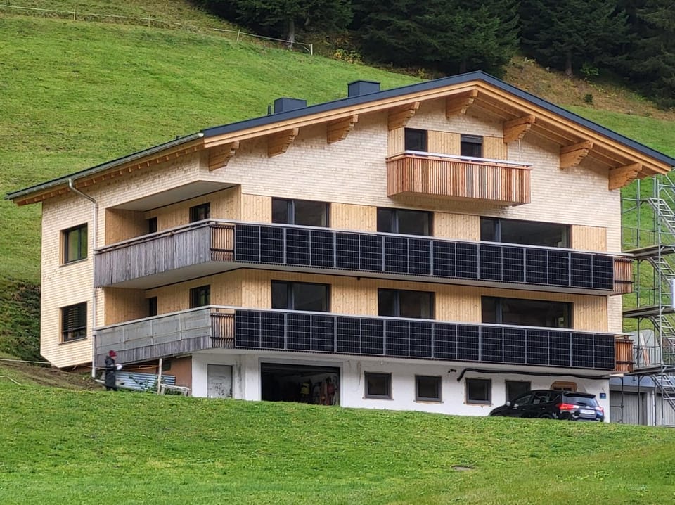 Property building, Day, Balcony/Terrace