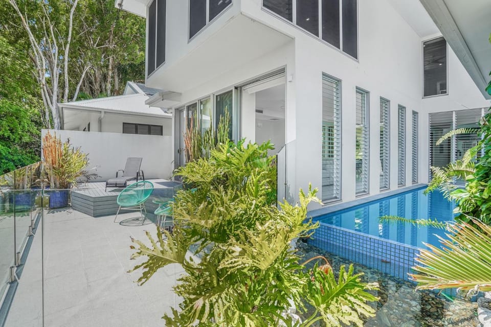Patio, Swimming pool, sunbed