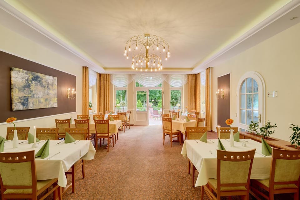 Restaurant/places to eat, Banquet/Function facilities, Seating area