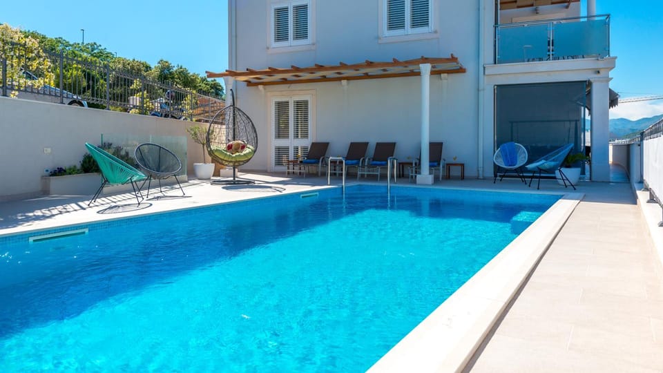 Property building, Patio, Swimming pool, Swimming pool
