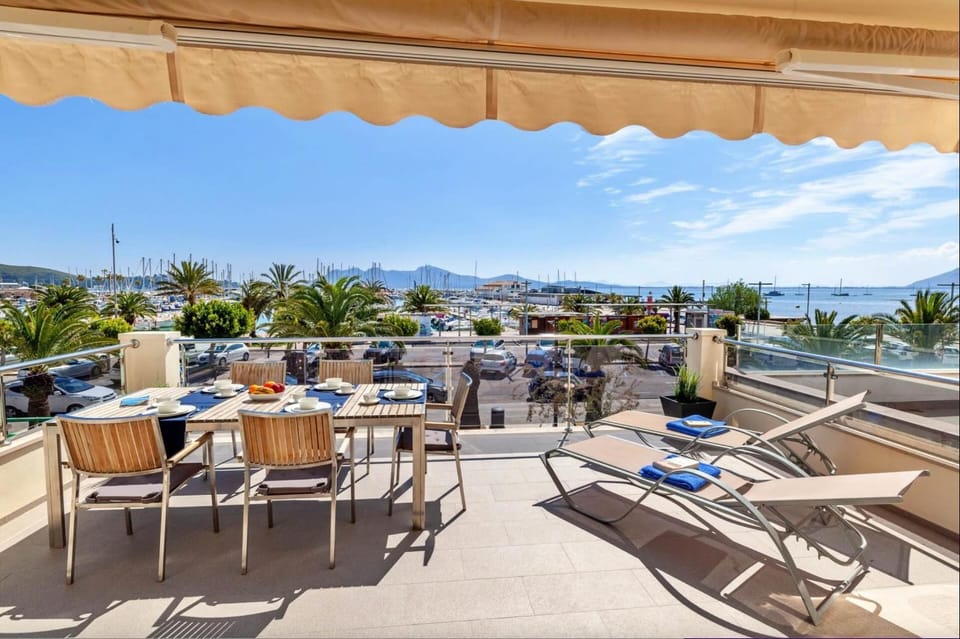 Property building, Balcony/Terrace, Sea view