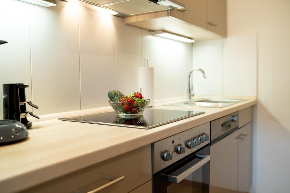 Kitchen or kitchenette, dishwasher, stove