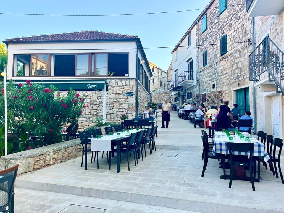 Restaurant/places to eat, Neighbourhood