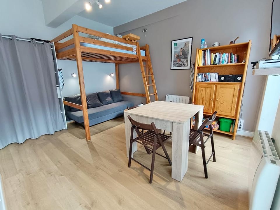 Living room, Seating area, Dining area, bunk bed