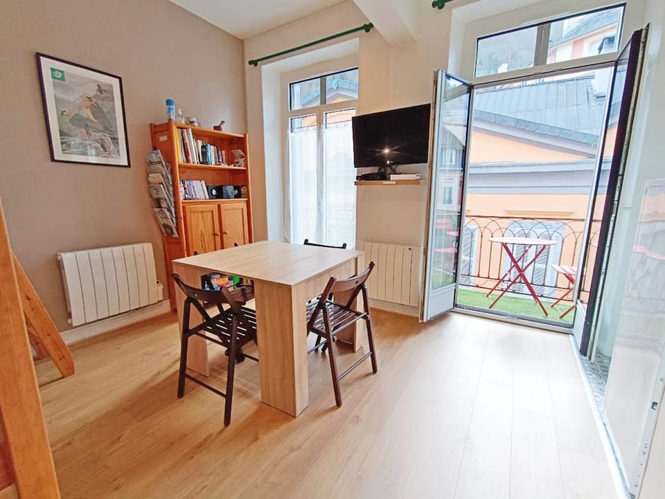 Library, TV and multimedia, Living room, Seating area, Dining area