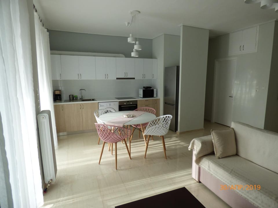 Kitchen or kitchenette, Living room, Seating area, Dining area
