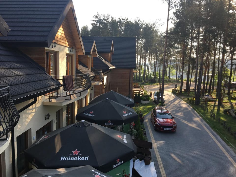 Property building, Restaurant/places to eat, Balcony/Terrace, Food and drinks, River view