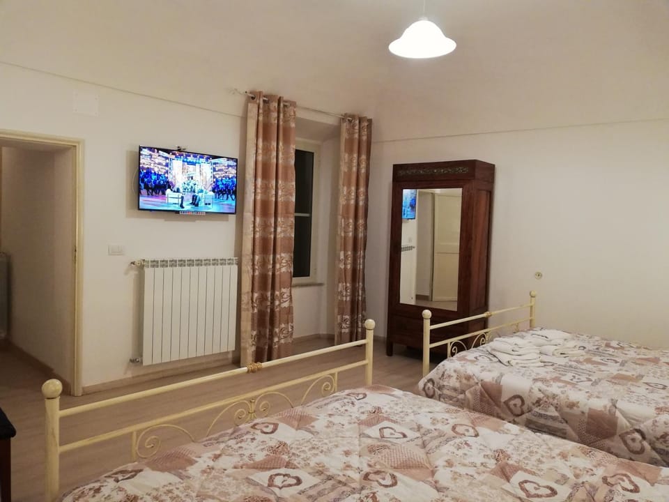 Bed, TV and multimedia, Photo of the whole room, Bedroom