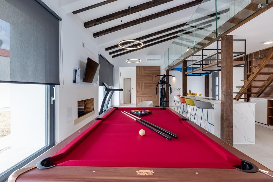 Billiard, kitchen