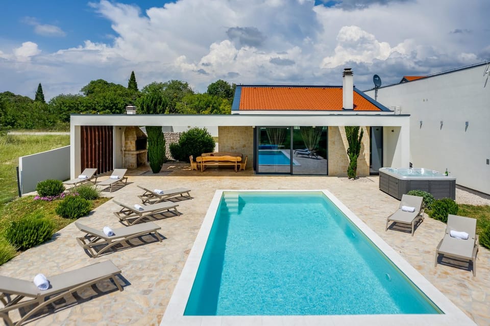 Pool view, Swimming pool, sunbed