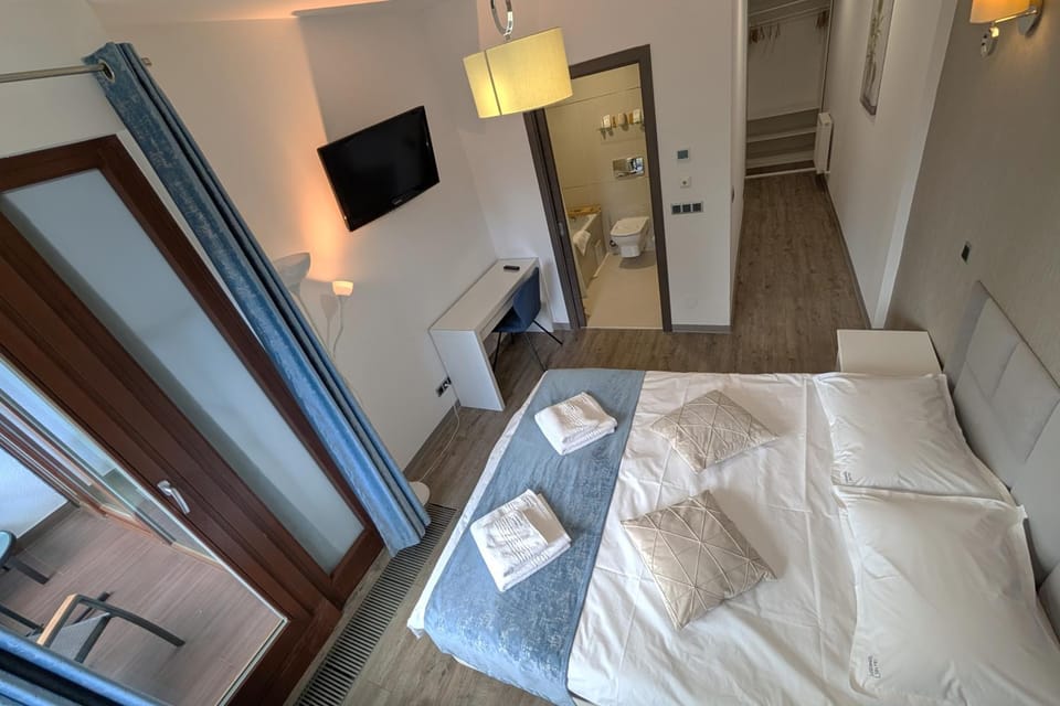 Bathroom, TV and multimedia, Balcony/Terrace, Bedroom, heating, storage, towels