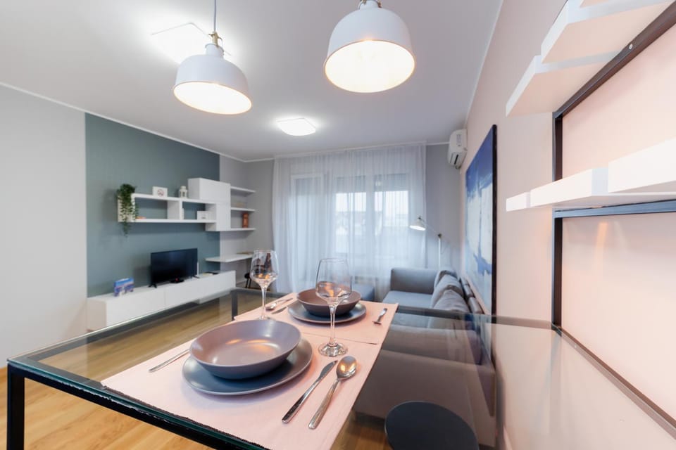 TV and multimedia, Living room, Seating area, Dining area
