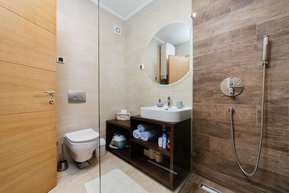 Shower, Toilet, Bathroom, towels
