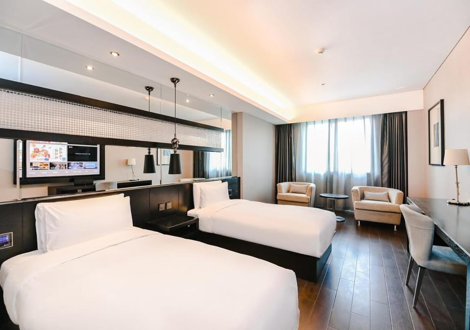 Bed, TV and multimedia, Living room, Photo of the whole room, Seating area, Bedroom, minibar