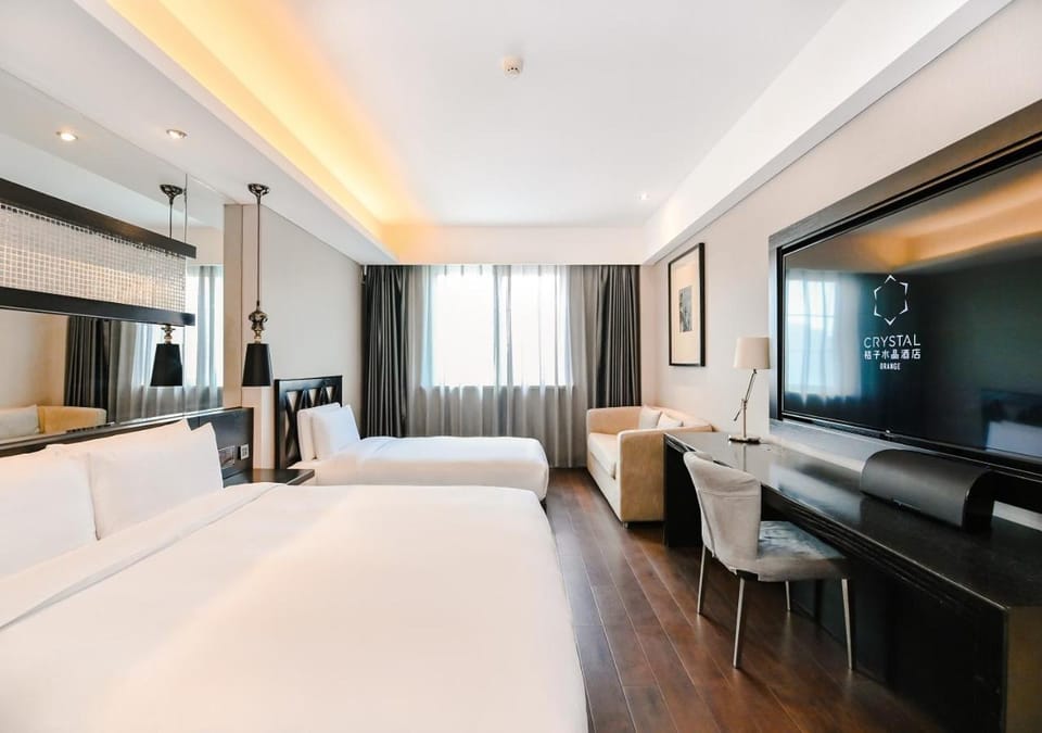 Bed, TV and multimedia, Living room, Photo of the whole room, Seating area, Bedroom