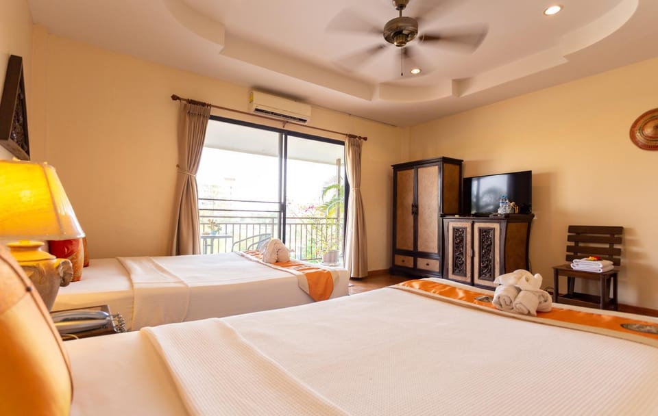 Bed, TV and multimedia, Photo of the whole room, fireplace, air conditioner