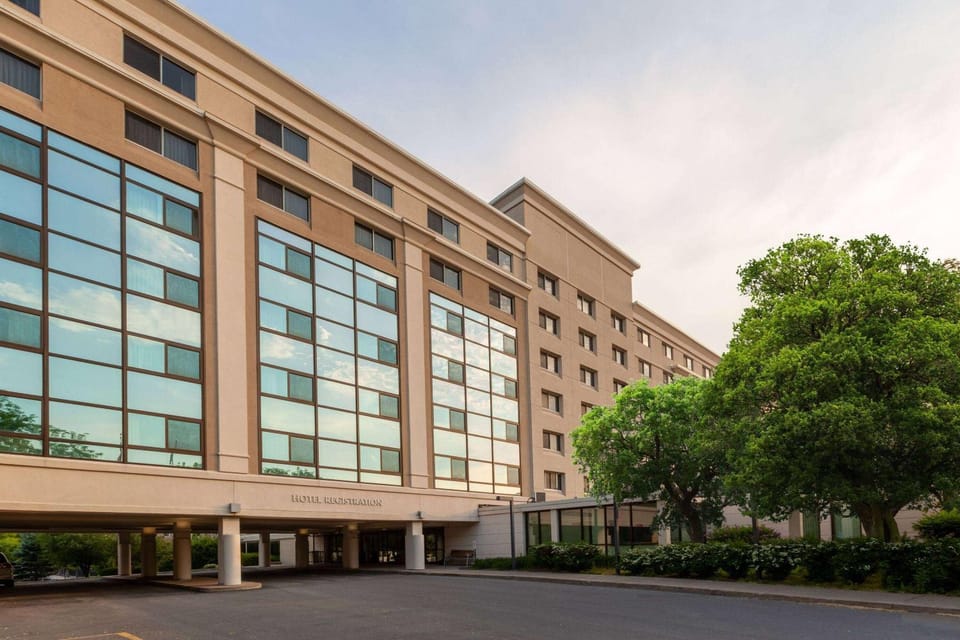 Property building, Facade/entrance, Day